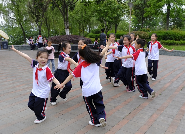 潜移默化地启蒙了天然保护意识也为未来的科学探求奠定基础 潜移默化地启蒙了天然保护意识也为未来的科学探求奠定基础